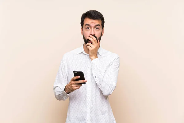 Jongeman Met Baard Met Een Mobiele Verrast Geschokt Terwijl Hij — Stockfoto