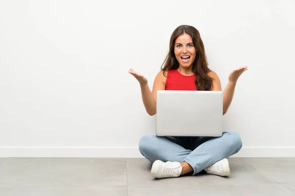 Junge Frau Mit Laptop Auf Dem Boden Sitzend Unglücklich Und — Stockfoto