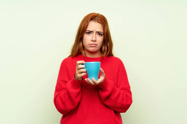 Adolescente Rossa Ragazza Con Maglione Sfondo Verde Isolato Possesso Tazza — Foto Stock