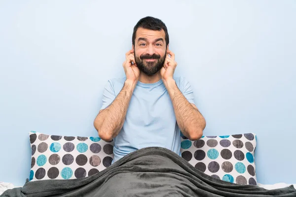 Man Bed Frustrated Covering Ears — 스톡 사진