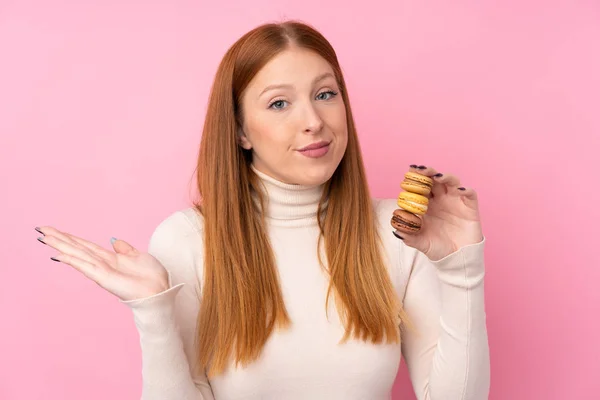 Young Redhead Woman Isolated Pink Background Holding Colorful French Macarons — ストック写真
