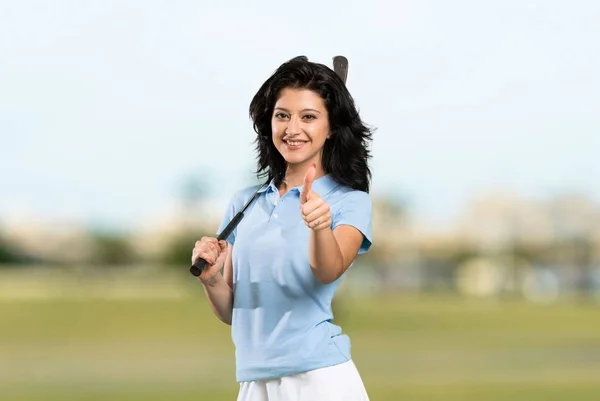 Junge Golferin Mit Erhobenem Daumen Weil Draußen Etwas Gutes Passiert — Stockfoto