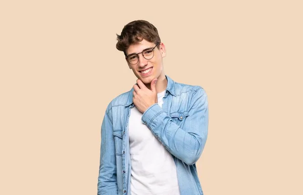 Hezký Mladý Muž Brýlemi Usmívá Přes Izolované Pozadí — Stock fotografie