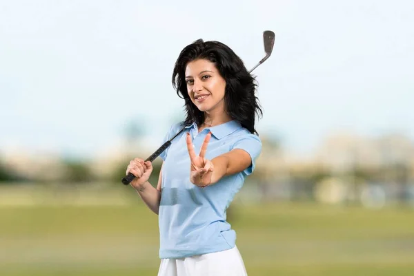 Mladý Golfista Žena Usmívá Ukazuje Vítězství Znamení Venku — Stock fotografie