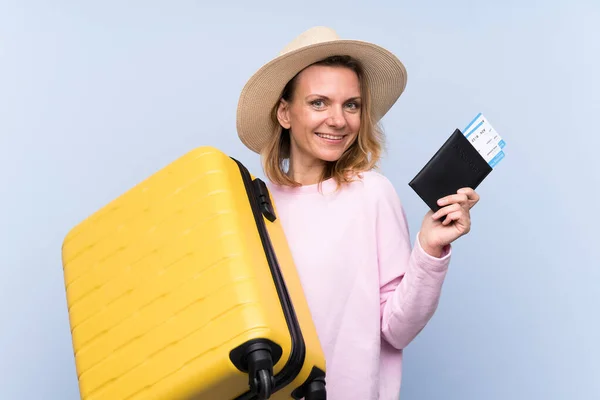 Mulher Loira Sobre Fundo Isolado Férias Com Mala Passaporte — Fotografia de Stock