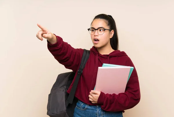 Joven Estudiante Asiático Chica Mujer Sobre Aislado Fondo Apuntando Lejos — Foto de Stock