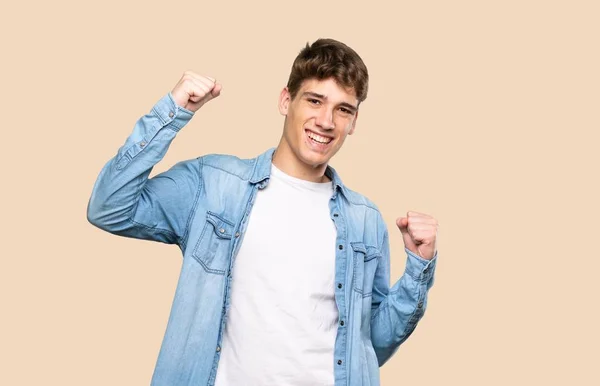 Jovem Bonito Celebrando Uma Vitória Sobre Fundo Isolado — Fotografia de Stock