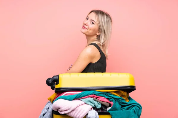 Ταξιδιώτρια Γυναίκα Μια Βαλίτσα Γεμάτη Ρούχα Πάνω Από Απομονωμένο Ροζ — Φωτογραφία Αρχείου