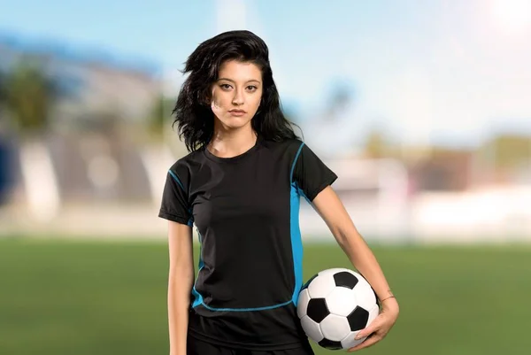 Mladá fotbalistou žena — Stock fotografie