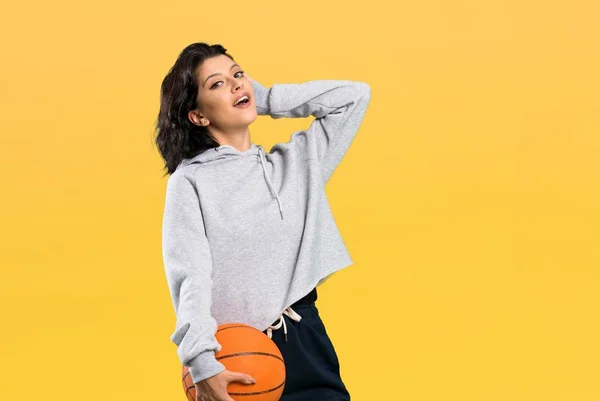 Young Woman Playing Basketball Surprise Facial Expression Isolated Background — Stock Photo, Image