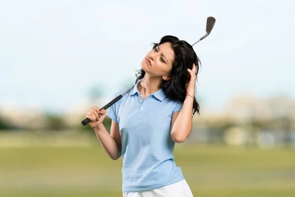 Jovem Golfista Mulher Com Dúvidas Com Expressão Facial Confusa Livre — Fotografia de Stock