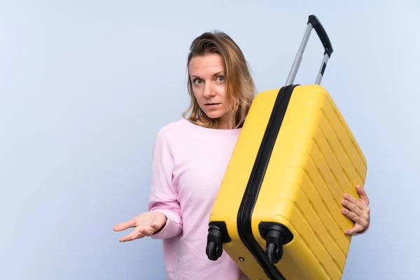 Mulher Loira Sobre Fundo Isolado Férias Com Mala Viagem — Fotografia de Stock