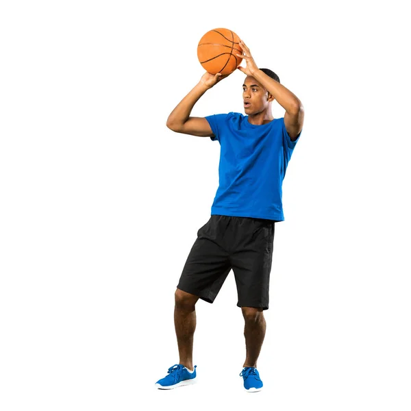 Full-length shot του Afro Αμερικανός παίκτης μπάσκετ άνθρωπος πάνω iso — Φωτογραφία Αρχείου