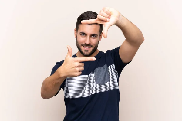 Homem Bonito Jovem Com Barba Sobre Fundo Isolado Focando Rosto — Fotografia de Stock