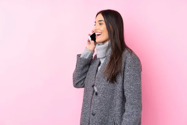 Mladá Brunetka Žena Přes Izolované Růžové Pozadí Vedení Konverzace Mobilním — Stock fotografie