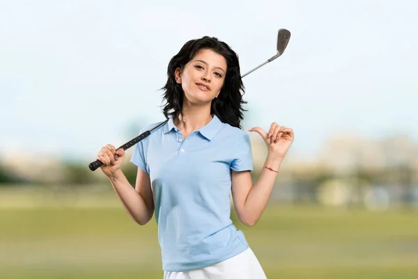 Joven Golfista Mujer Orgullosa Satisfecha Aire Libre — Foto de Stock
