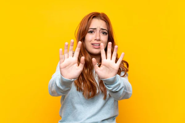 Adolescente Rossa Ragazza Isolato Giallo Sfondo Nervoso Allungamento Mani Fronte — Foto Stock