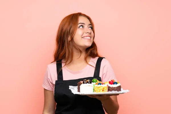 Adolescente Rossa Ragazza Tenendo Sacco Diverse Mini Torte Isolato Sfondo — Foto Stock