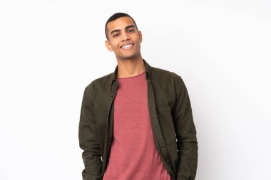 Genç Afro-Amerikalı adam izole edilmiş beyaz arka plan gülüyor.