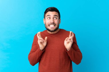 Sakallı, genç, yakışıklı, izole edilmiş, mavi bir geçmişi var.