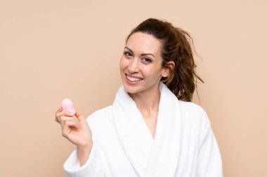 Tecrit edilmiş bir geçmişi olan bornozlu genç bir kadın.