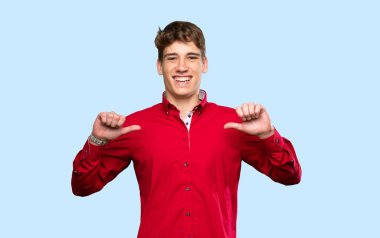 Yakışıklı, gururlu ve kendini beğenmiş genç bir adam.