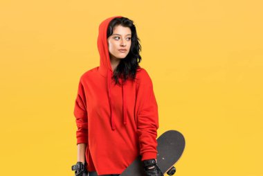 Kırmızı sweatshirt ile genç patenci kadın