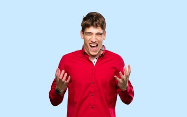 Yakışıklı, mutsuz ve hayal kırıklığına uğramış genç bir adam.