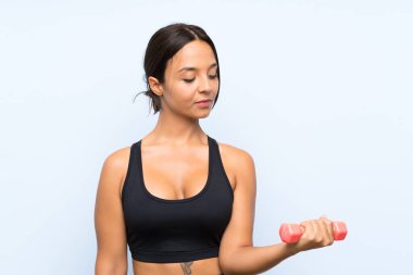 Genç spor kız izole mavi arka plan üzerinde halter yapma