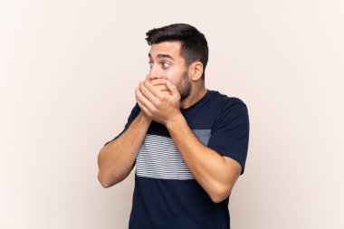 Sakallı, sakallı, ağzı kapalı genç bir adam.