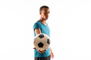 Izole beyaz arka plan üzerinde Afro Amerikan futbolcu adam