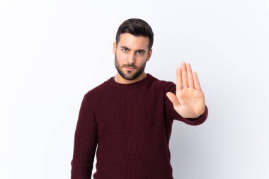 Sakallı yakışıklı genç, soyutlanmış beyaz bir geçmişi var.