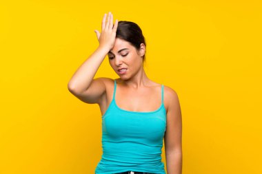 Izole sarı arka plan üzerinde genç kadın yüz ifadesi karıştırmayın ile şüpheleri olan