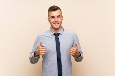 Sarışın genç işadamı, izole bir hayat sürüyor.