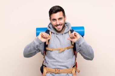 Genç dağcı büyük bir sırt çantasıyla soyutlanmış, gururlu ve kendini beğenmiş.