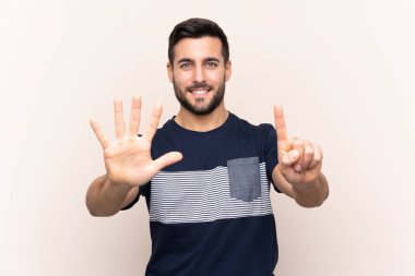 Sakallı, sakallı, genç ve yakışıklı bir adam.