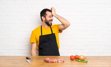 Aşçıbaşı bir şey fark etti ve çözüme yöneldi.