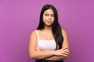 Izole mor arka plan üzerinde genç genç Asyalı kız bir fikir düşünme