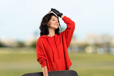 Genç patenci kadın bir şey fark etti ve çözümü dışarıda arıyor.