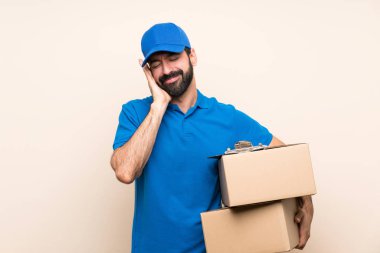 İzole edilmiş arka planda sakallı bir teslimatçı uyku jesti yapıyor.