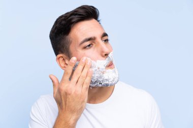 Genç yakışıklı adam izole arka plan üzerinde sakalTıraş