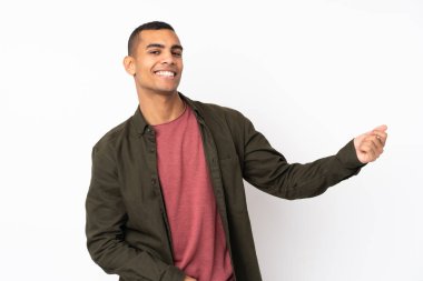 Genç Afro-Amerikalı, izole edilmiş beyaz arka plan gitar hareketi yapıyor.