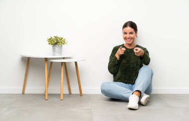 Yerde oturan genç kadın sizi işaret etti