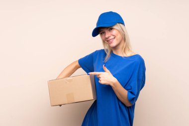 Tecrit edilmiş arka planda genç teslimatçı kadın, parmak kenarı işaret ediyor.