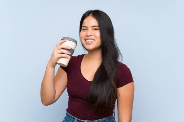 Genç genç Asyalı kız bir kahve götürmek tutarak