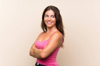 Kolları bağlı ve mutlu, izole beyaz bir geçmişi olan genç bir kadın.