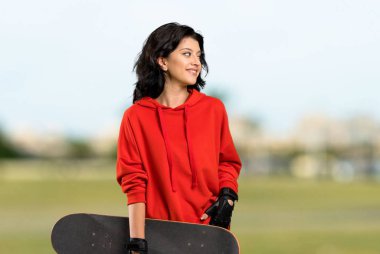 Kırmızı sweatshirt ile genç patenci kadın