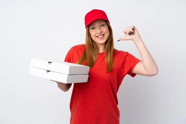 Pizzabote Hält Stolz Und Selbstzufrieden Eine Pizza Über Isolierte Rosa — Stockfoto