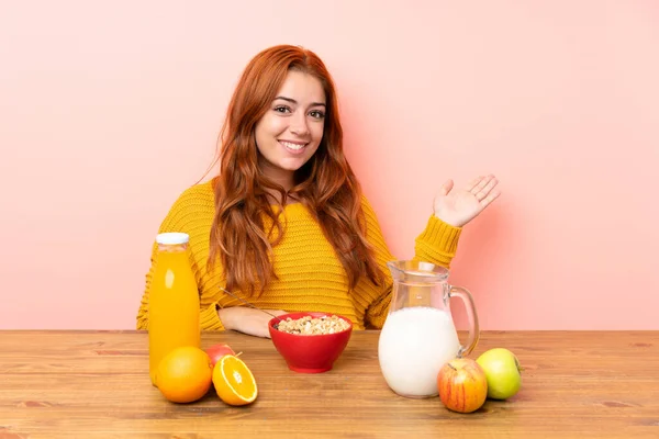 Teenager Rotschopf Mädchen Beim Frühstück Einem Tisch Halten Kopierraum Imaginären — Stockfoto