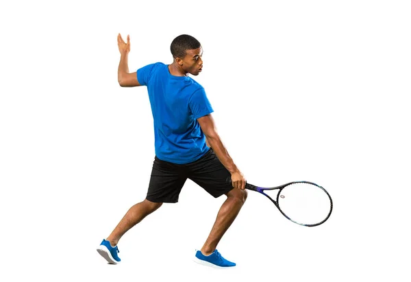 Полнометражный снимок афроамериканского теннисиста над Изолом — стоковое фото
